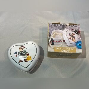 1998 Sakura Debbie Mumm Christmas Bears heart covered trinket box